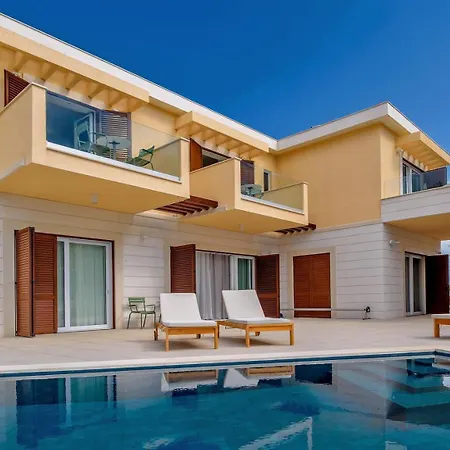 Crystalsea 1 & 2 Infinity Heatedpool Seaview