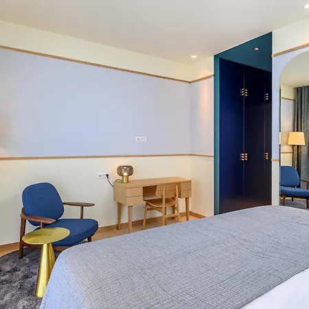 Crystalsea 1 & 2 Infinity Heatedpool Seaview