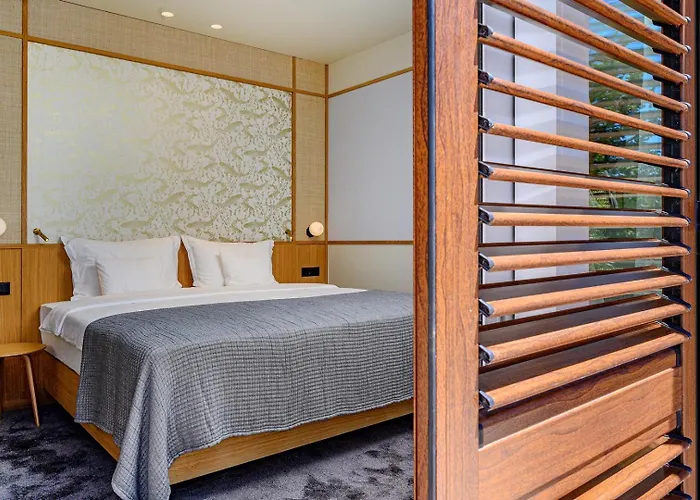 Crystalsea 1 & 2 Infinity Heatedpool Seaview *