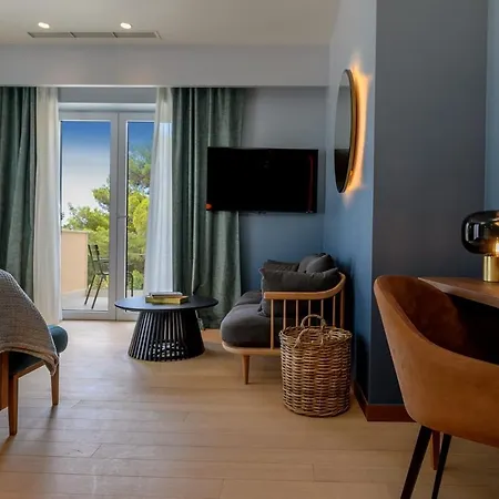 Crystalsea 1 & 2 Infinity Heatedpool Seaview