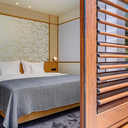 Crystalsea 1 & 2 Infinity Heatedpool Seaview *