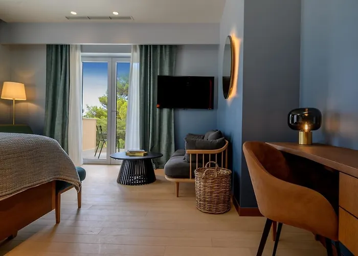 Crystalsea 1 & 2 Infinity Heatedpool Seaview