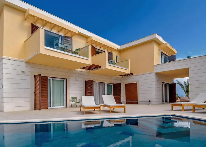 Crystalsea 1 & 2 Infinity Heatedpool Seaview