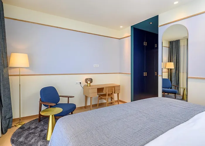 Crystalsea 1 & 2 Infinity Heatedpool Seaview